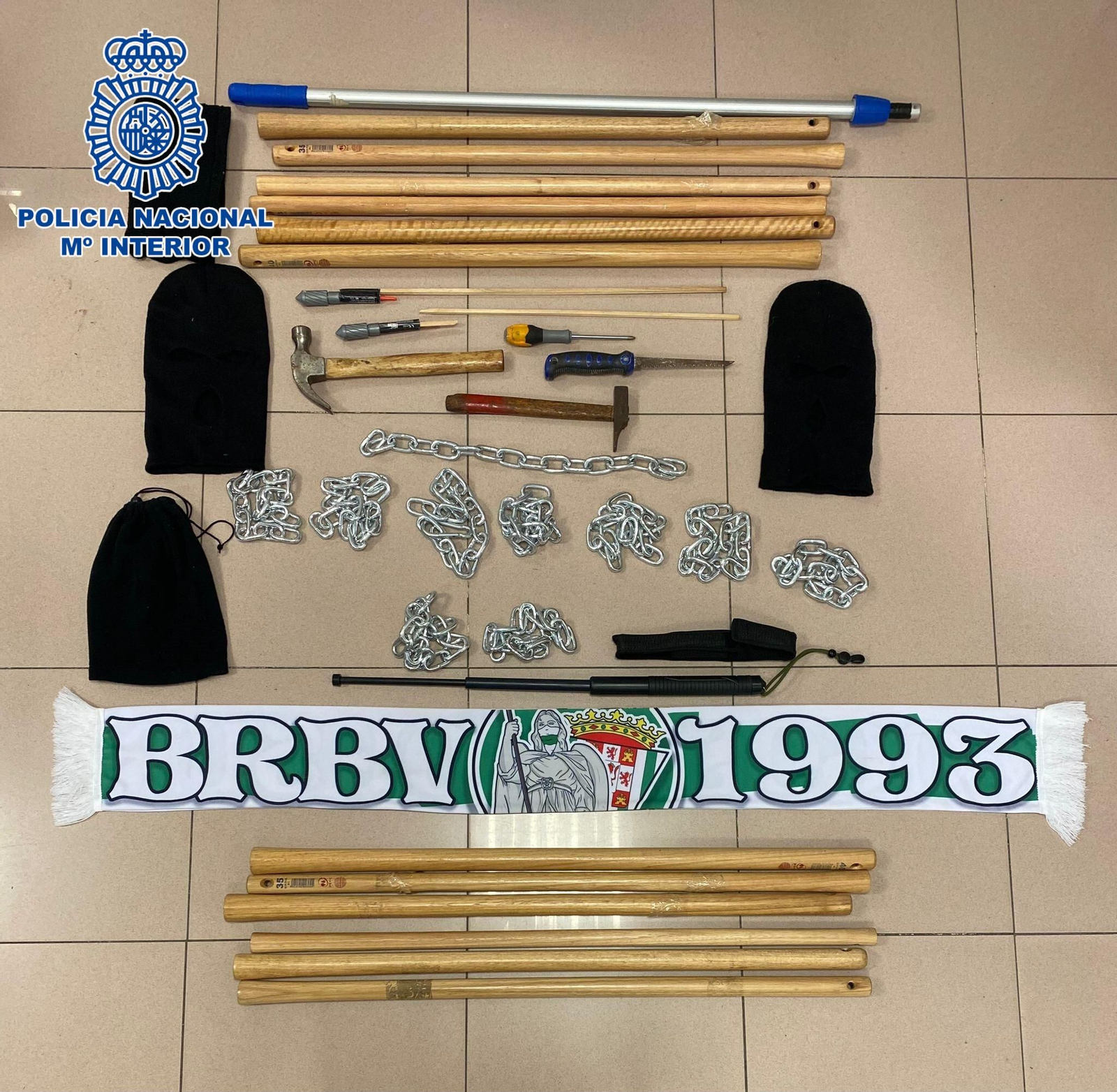 Material violento incautado por la Policía Nacional.