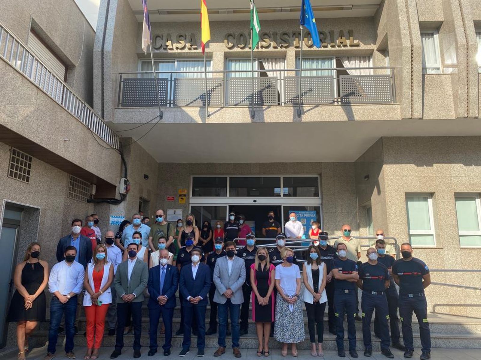 Silencio y pesar en Roquetas por la muerte del bombero forestal en el incendio de Málaga