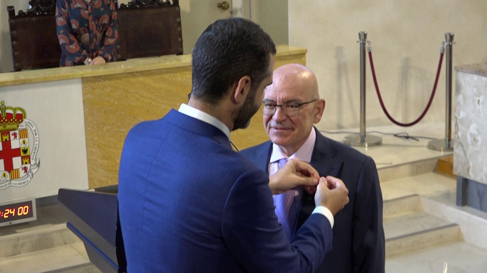 El alcalde de Almería, Ramón Fernández Pacheco, le impuso el Escudo de Oro de la ciudad en 2019.