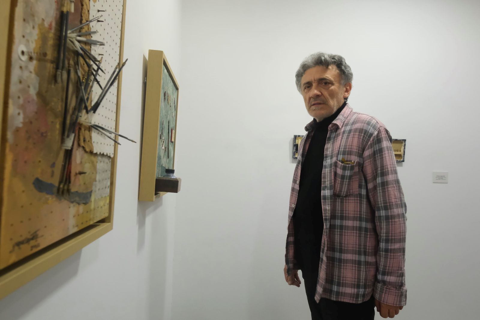 Pepe Cañete junto a algunas de las obras de la exposición