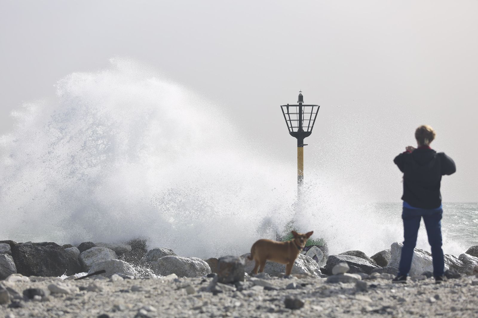 Viento, olas y surfistas para iniciar el fin de semana
