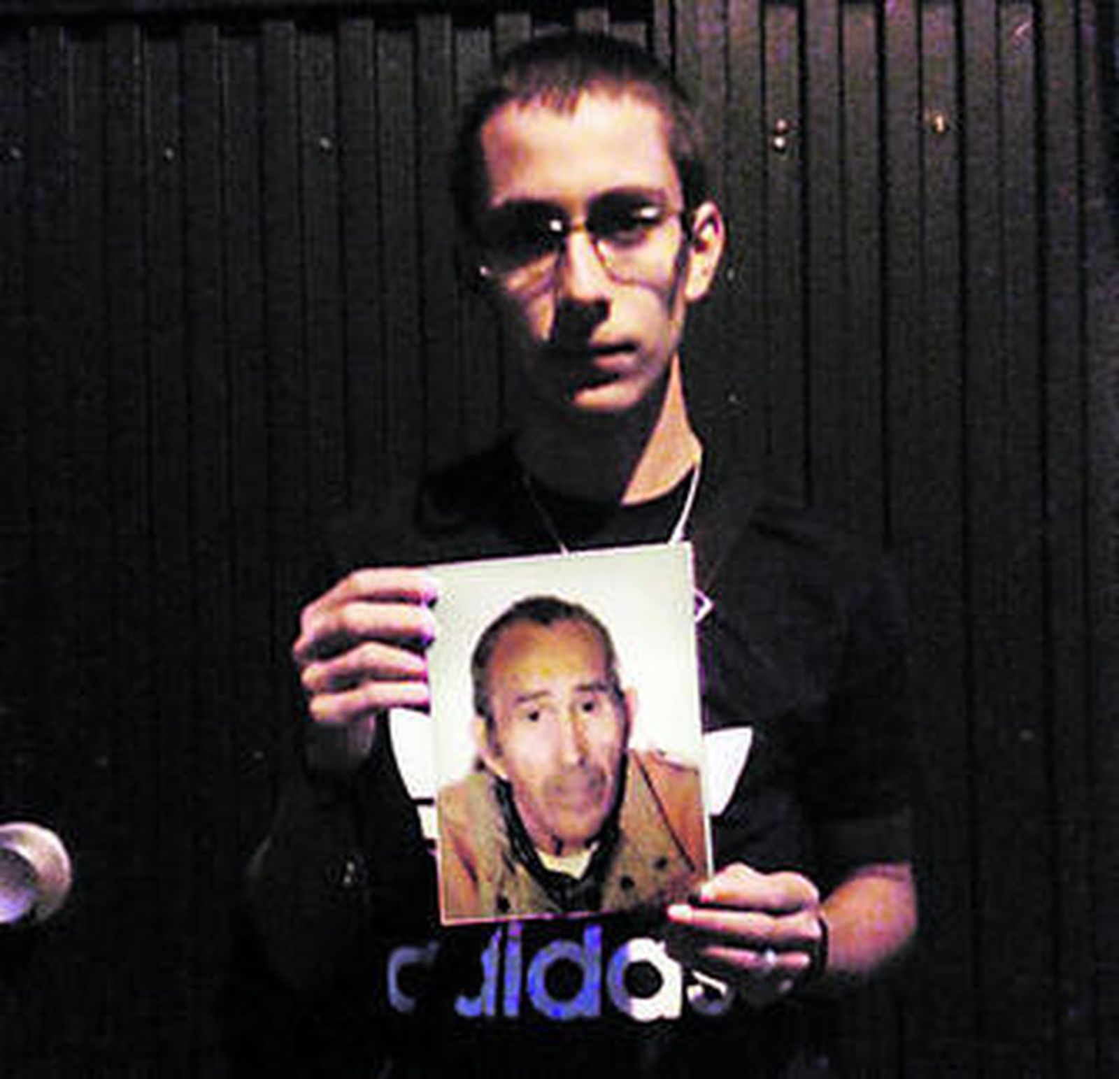 David Pérez Bermudo, ayer en Écija, posa con una foto de su tío, Antonio.