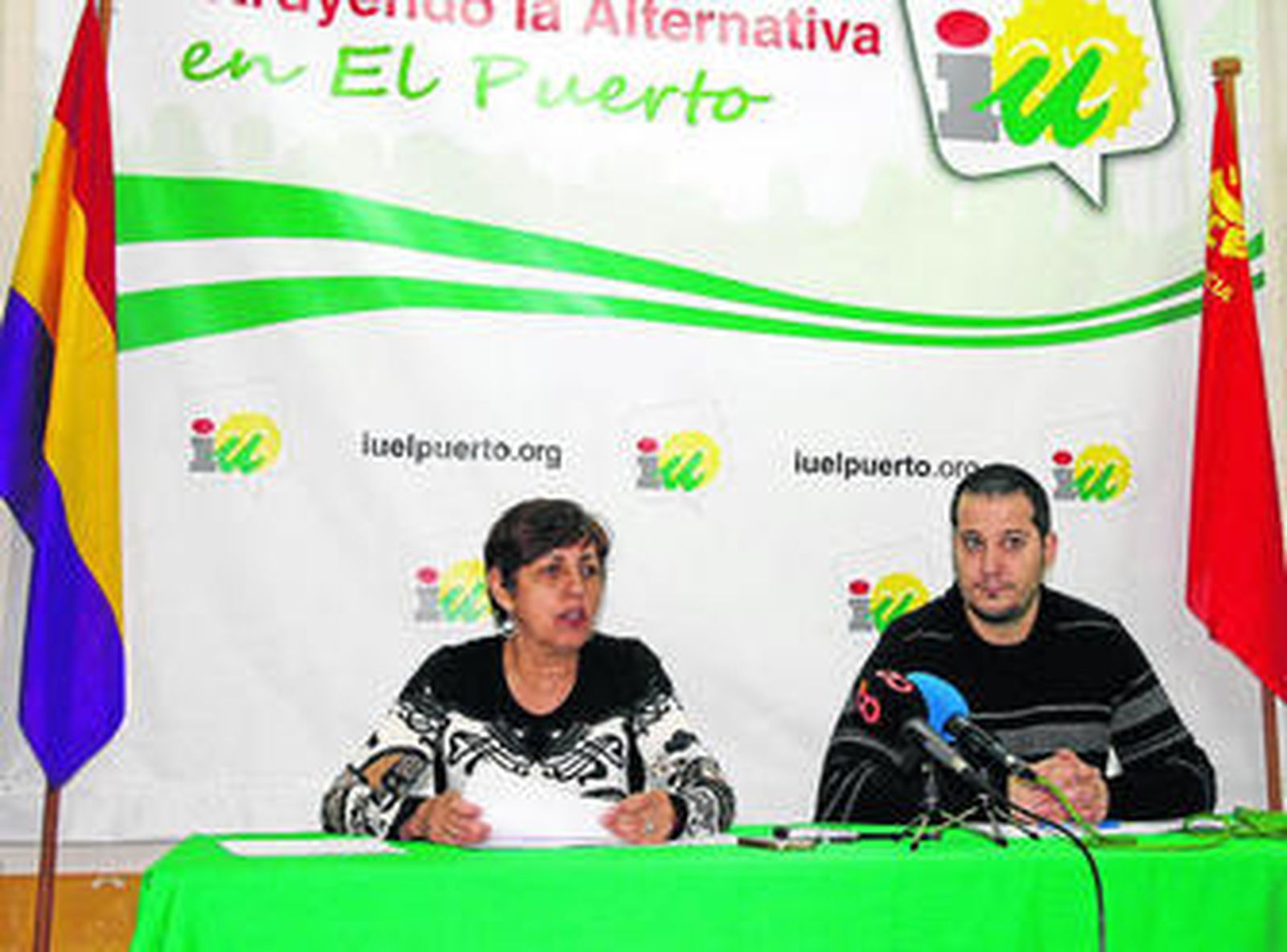 Una imagen de la rueda de prensa ofrecida ayer por Ángeles Mancha y Antonio Fernández.