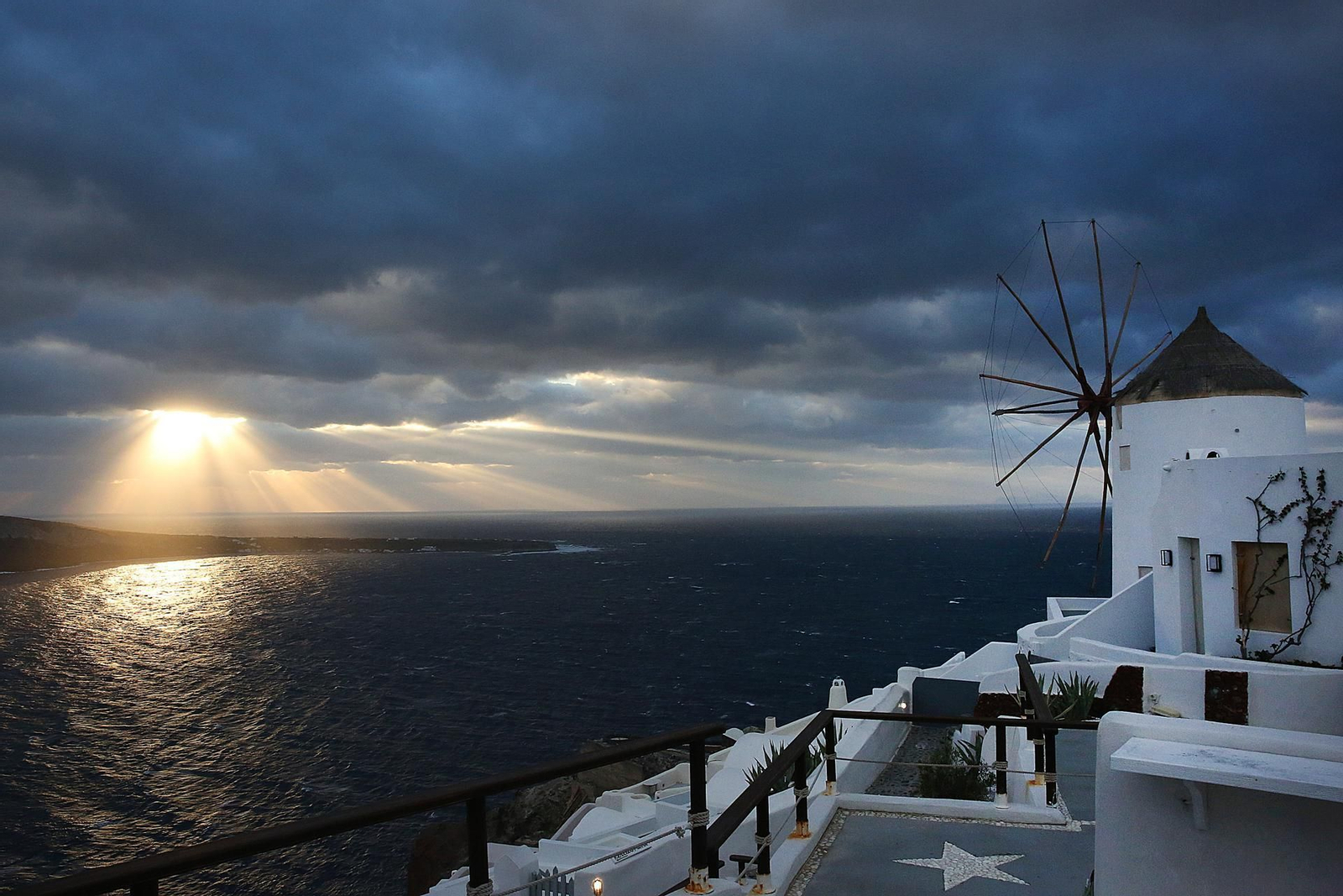 Las sobrecogedoras imágenes de Santorini como una isla fantasma por el miedo