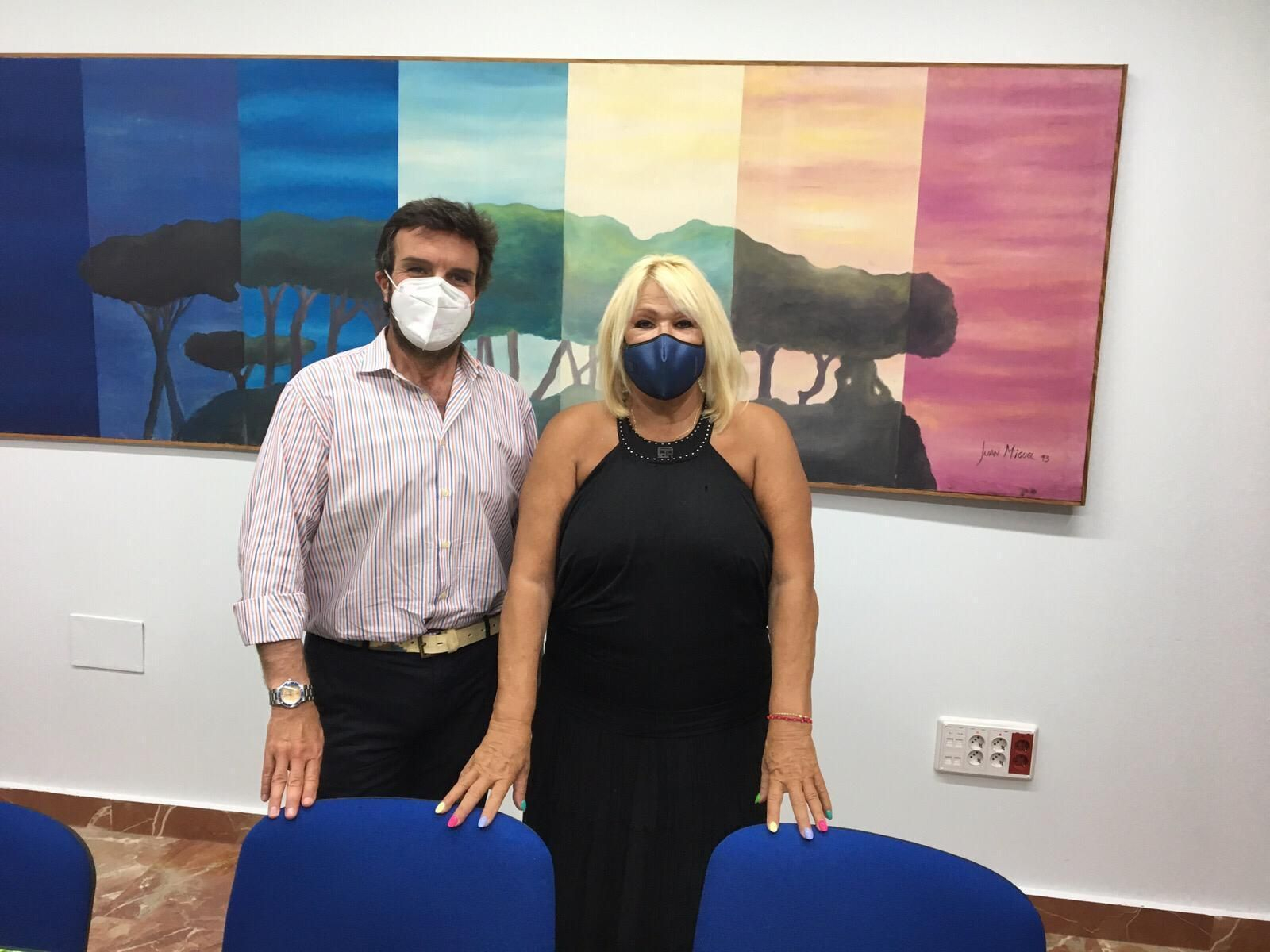 El concejal Millán Alegre, con la presidenta de Gatos de El Puerto.