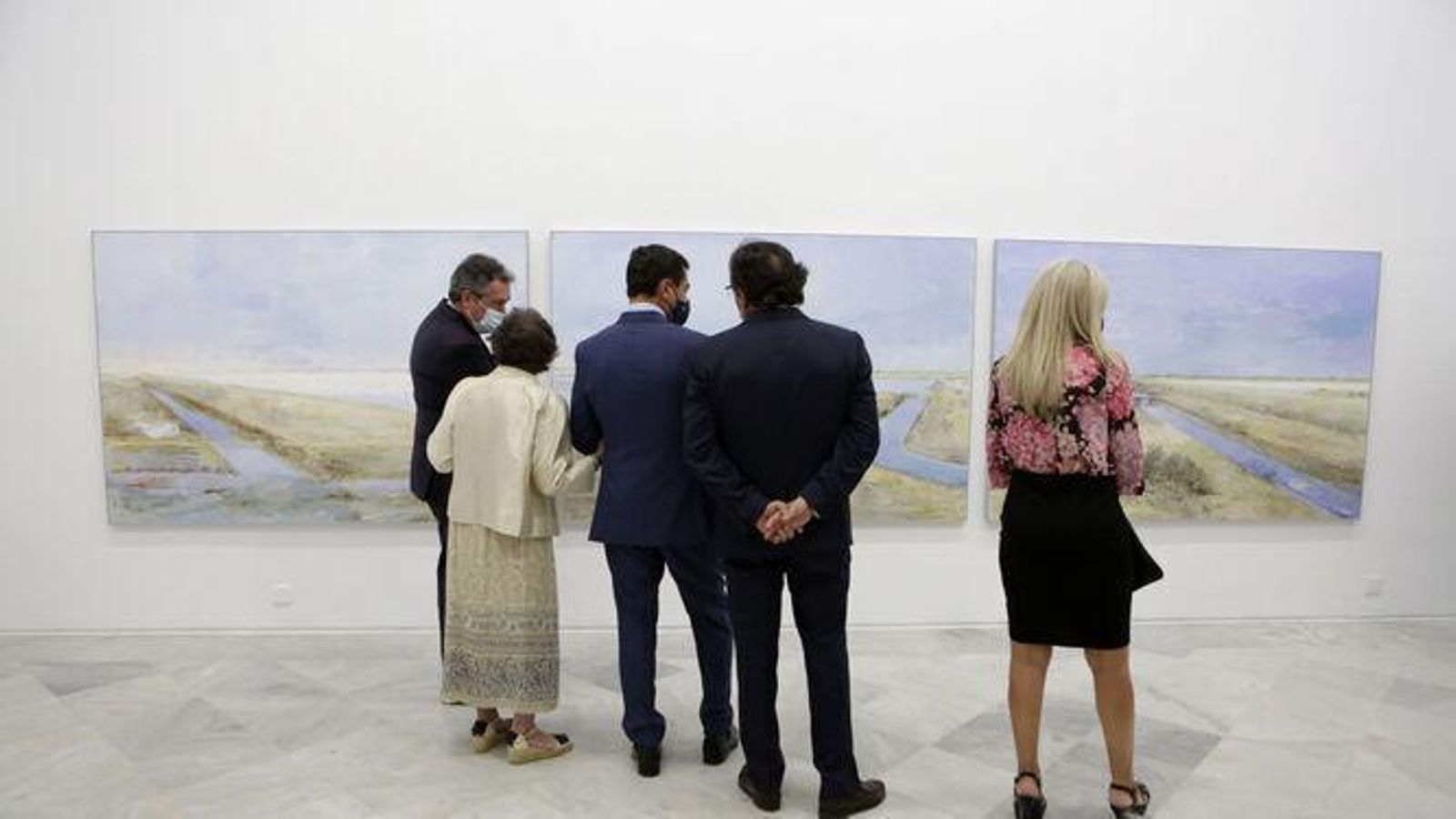 Carmen Laffón, con las autoridades en la inauguración de 'La sal', la muestra del CAAC.