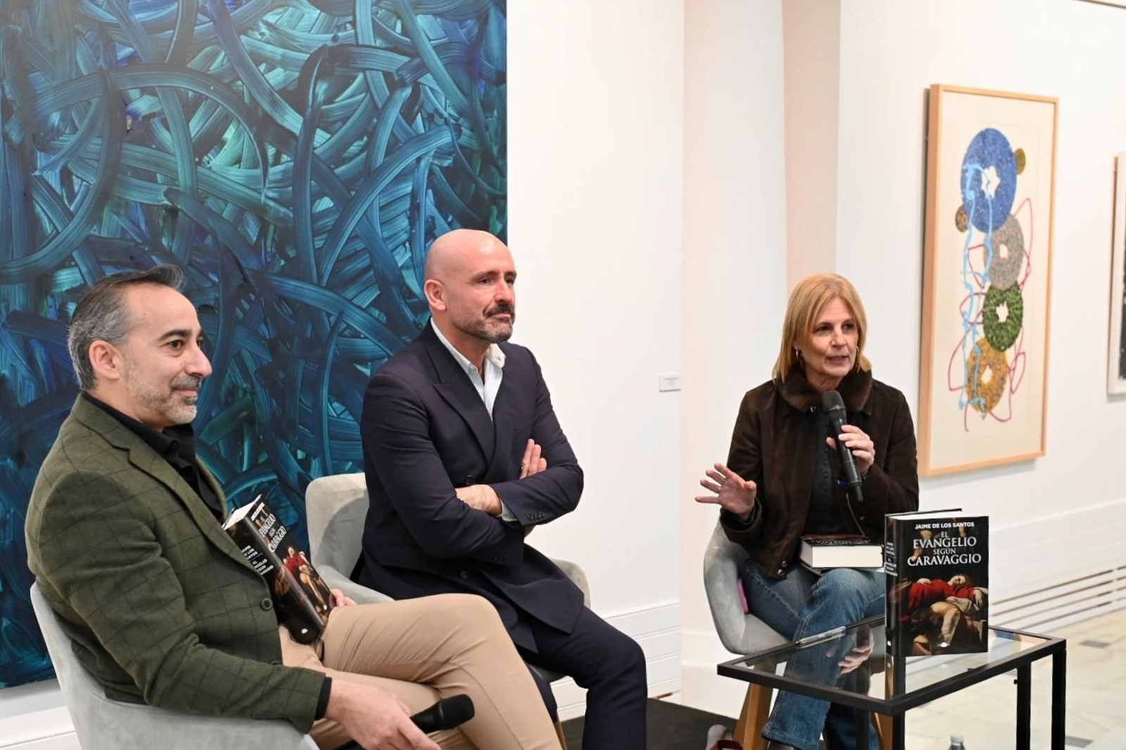 Jaime de los Santos, en el centro, durante la presentación junto a la alcaldesa y a Adrián Otero, de la librería El Laberinto.