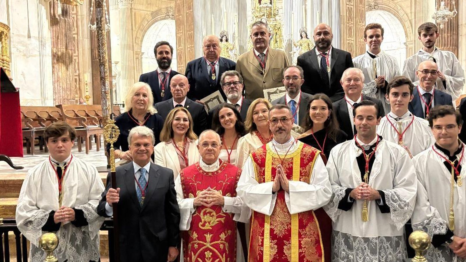 El padre Guillermo Domínguez Leonsegui y el padre César Sarmiento con el Hermano Mayor de la Hermandad, Francisco Arenas, y los nuevos hermanos y hermanas.