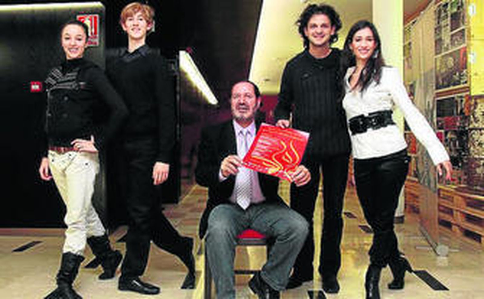 Benzal con algunos de los bailarines y Gallego-Coín.