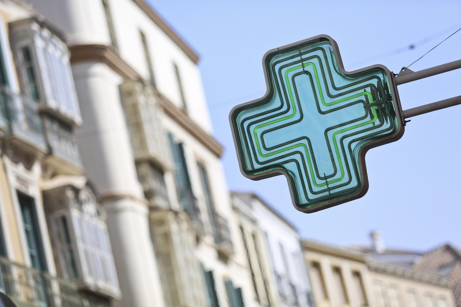 Una cruz de una farmacia.