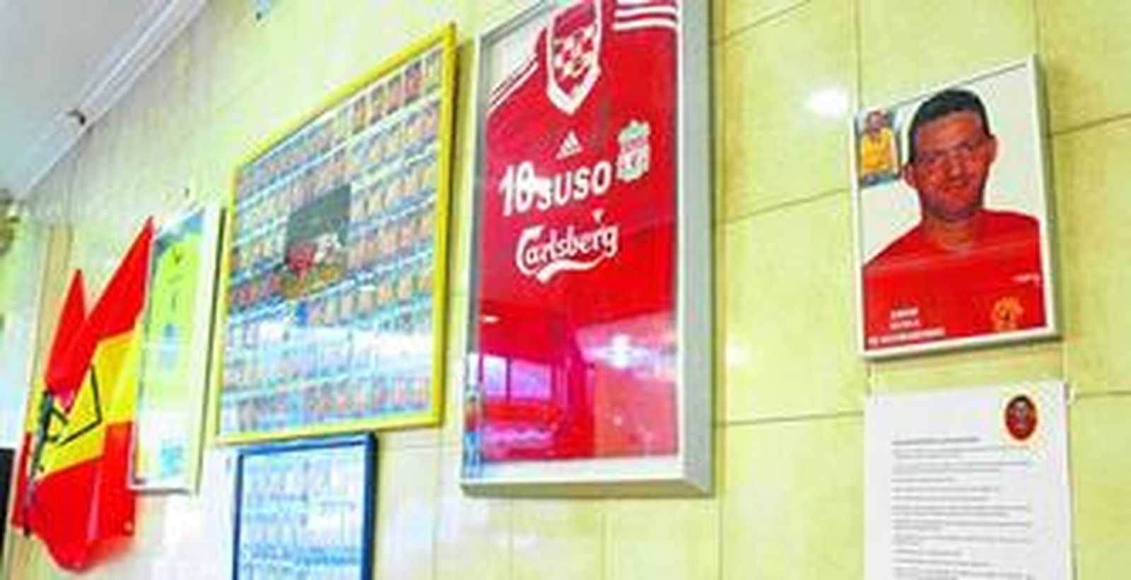 Los amigos de José Estudillo han colocado una fotografía como homenaje en el bar Las Pirámides, donde trabajó.