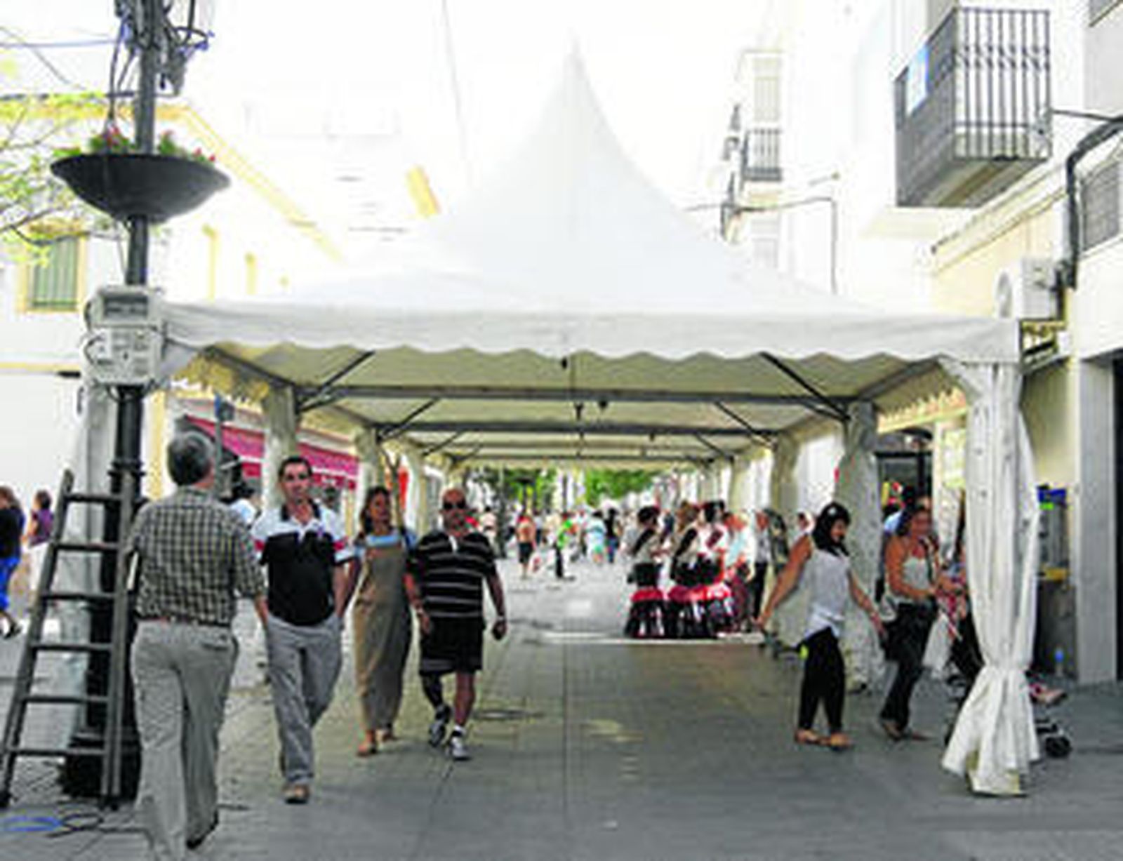 Imagen de la instalación de carpas durante la mañana de ayer.