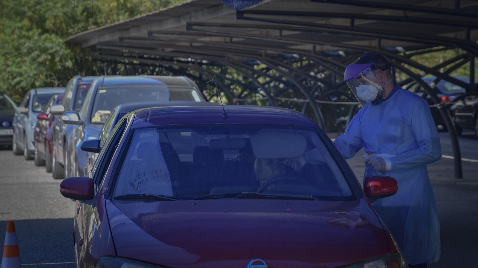 Una fila de coches en el autocovid de Los Bemejales esperando la realización de las pruebas PCR.