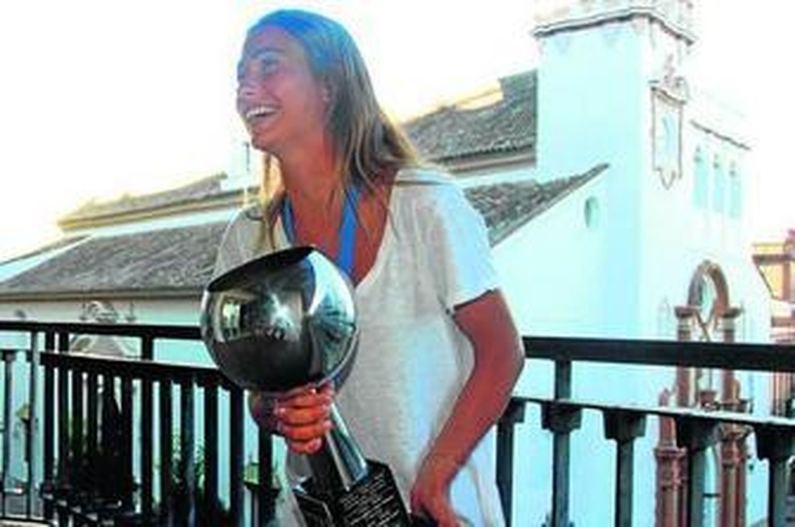 Marta Garrido con su trofeo en una visita al periódico Huelva Información.