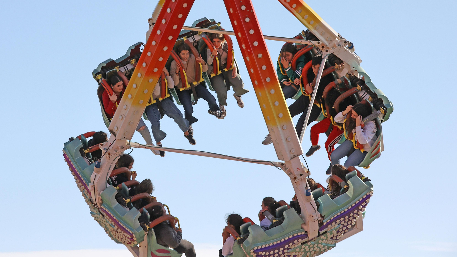 El parque de atracciones de Navidad junto a la Feria volvió a llenarse este sábado El parque de atracciones de Navidad junto a la Feria volvió a llenarse este sábado