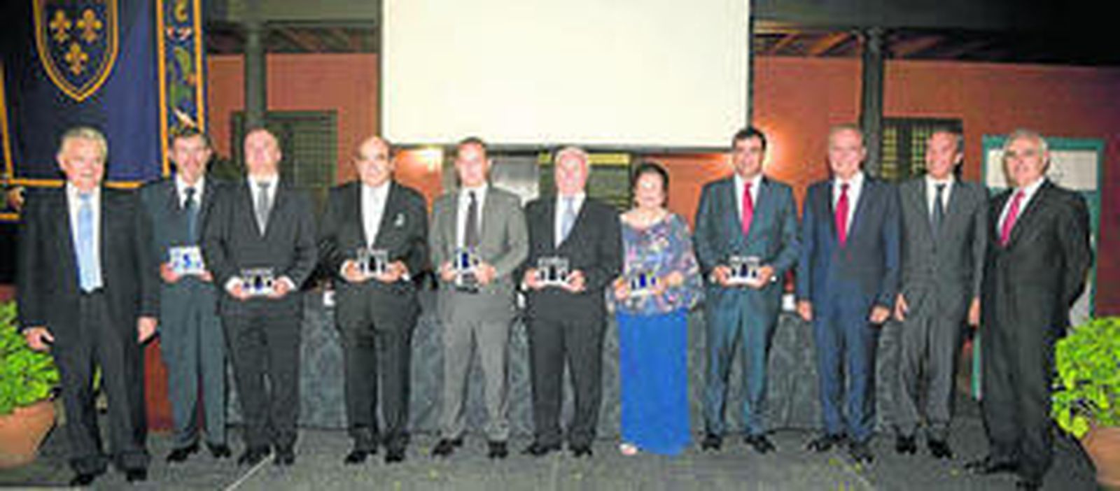 Los premiados posan junto al alcalde de Málaga, Francisco de la Torre.