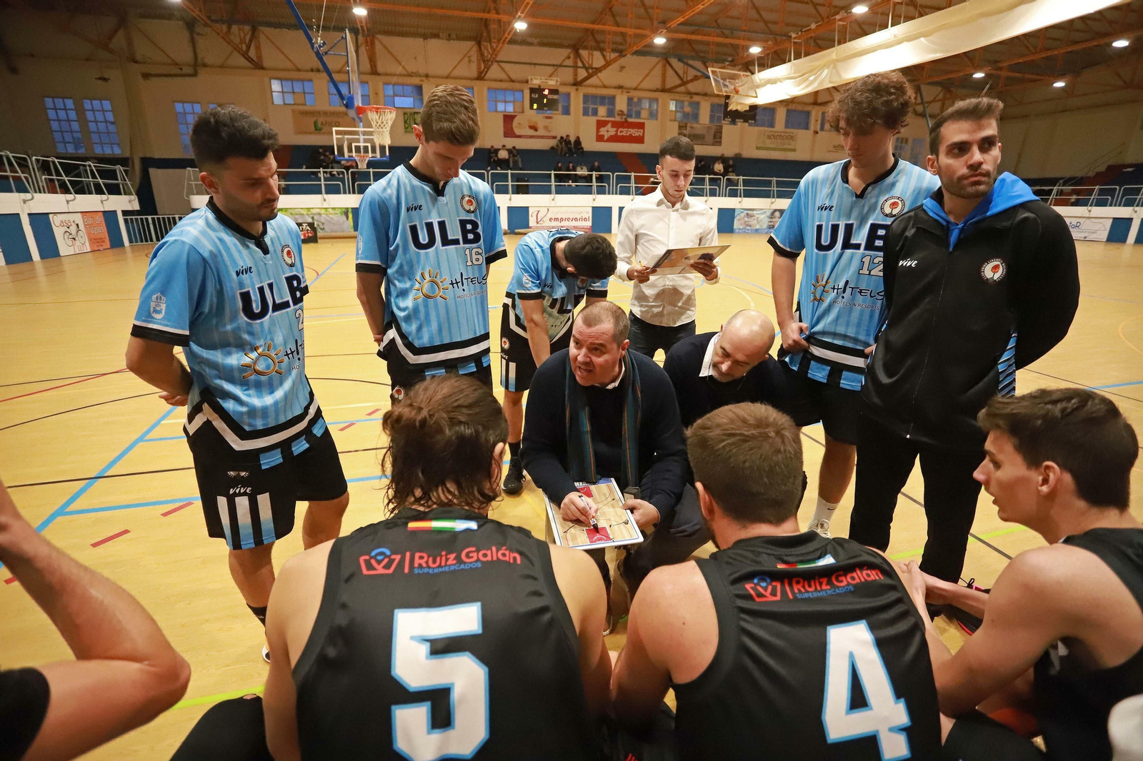 Vicente González da instrucciones a sus jugadores durante un tiempo muerto