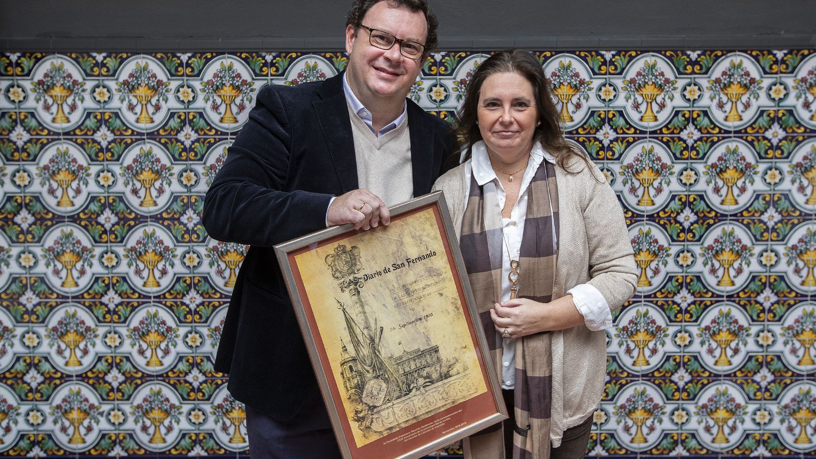 El periodista Francisco Sánchez Zambrano, junto a su mujer, Rocío, en la sede del PP isleño, tras el reconocimiento a su trayectoria profesional.