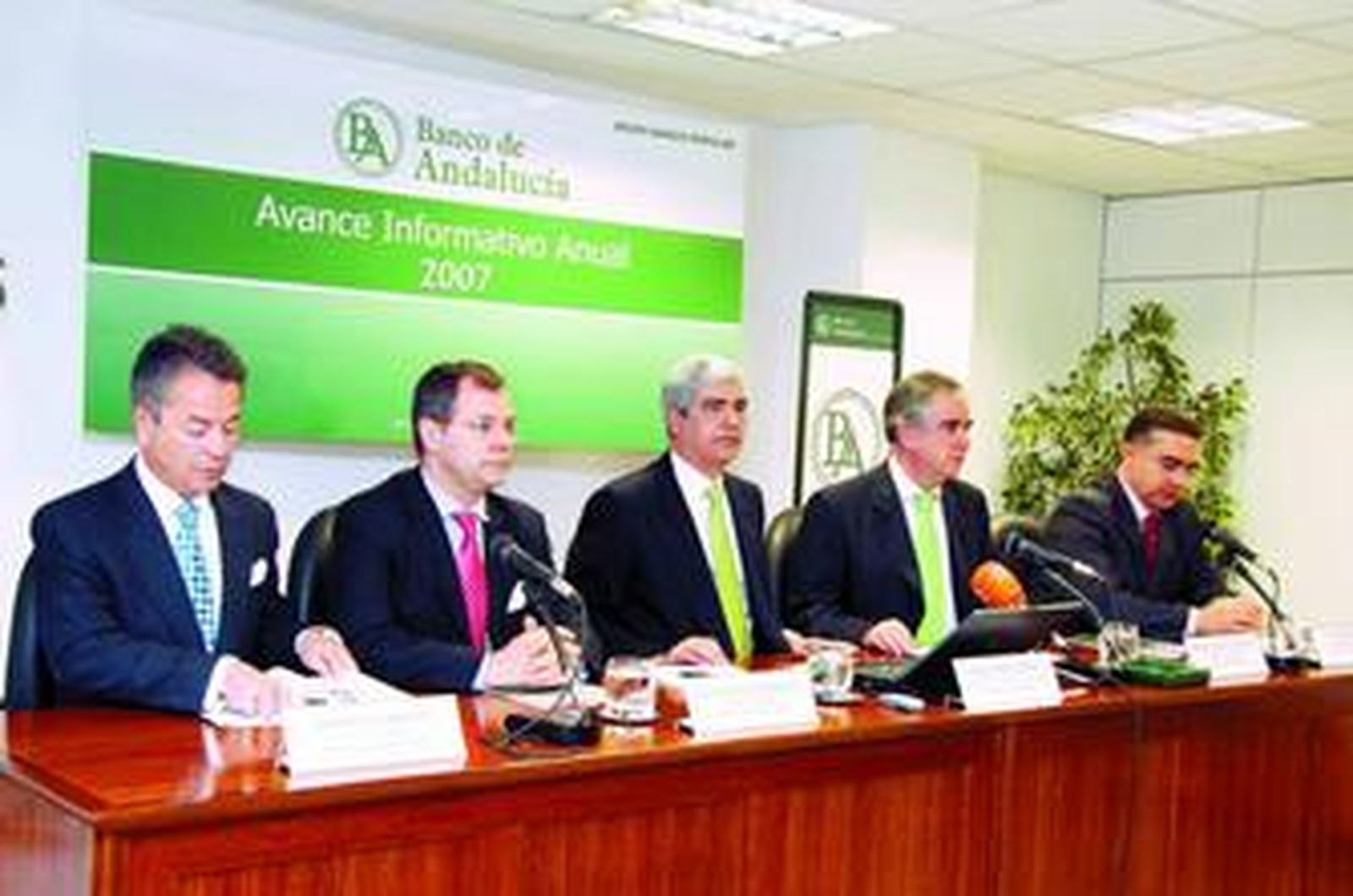 Miguel Mozo, en el centro de la imagen, con el resto de su equipo, ayer.