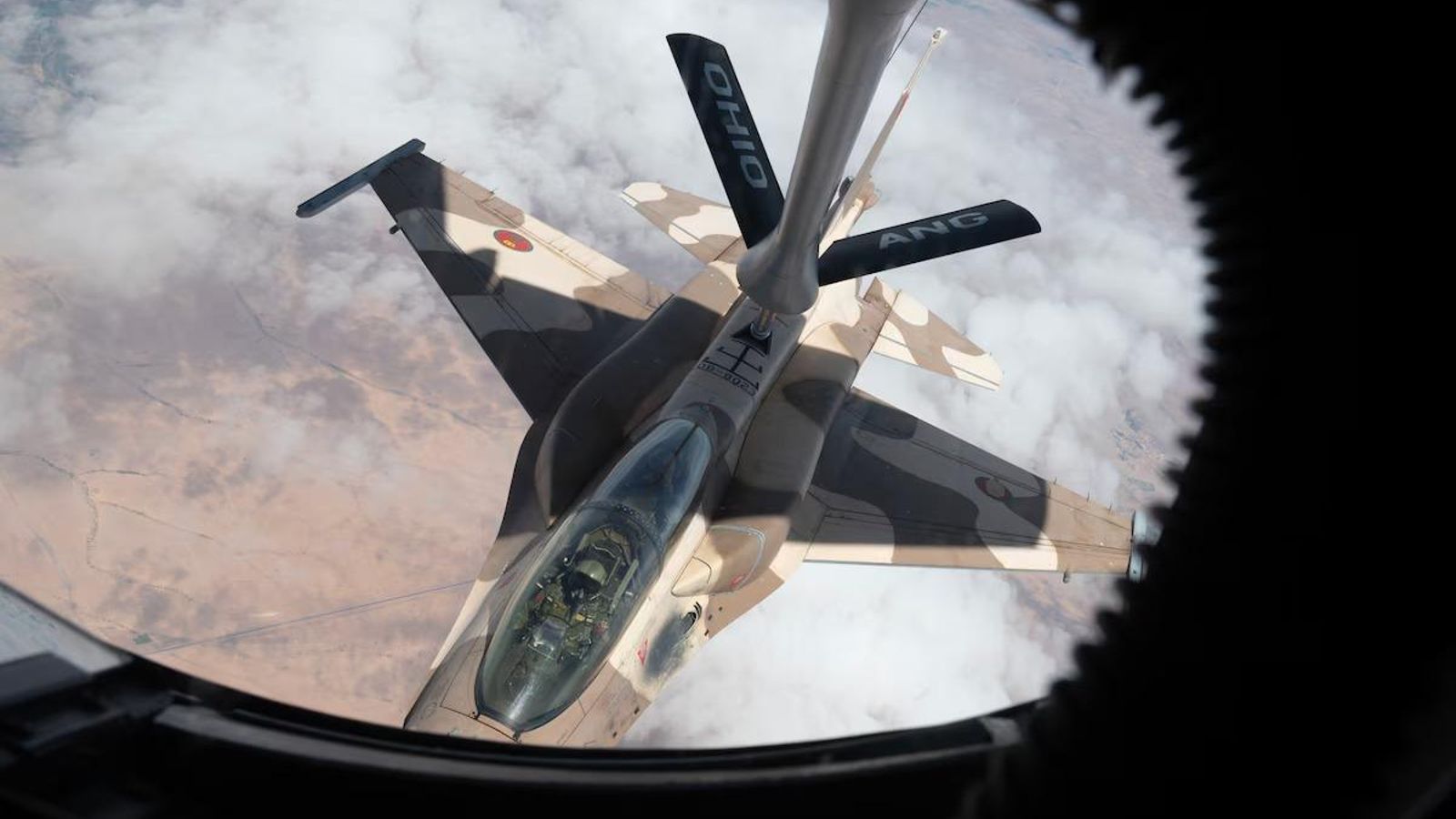 Un F16 marroquí siendo reabastecido en vuelo por un KC-135 Stratotanker estadounidense. Un F16 marroquí siendo reabastecido en vuelo por un KC-135 Stratotanker estadounidense.