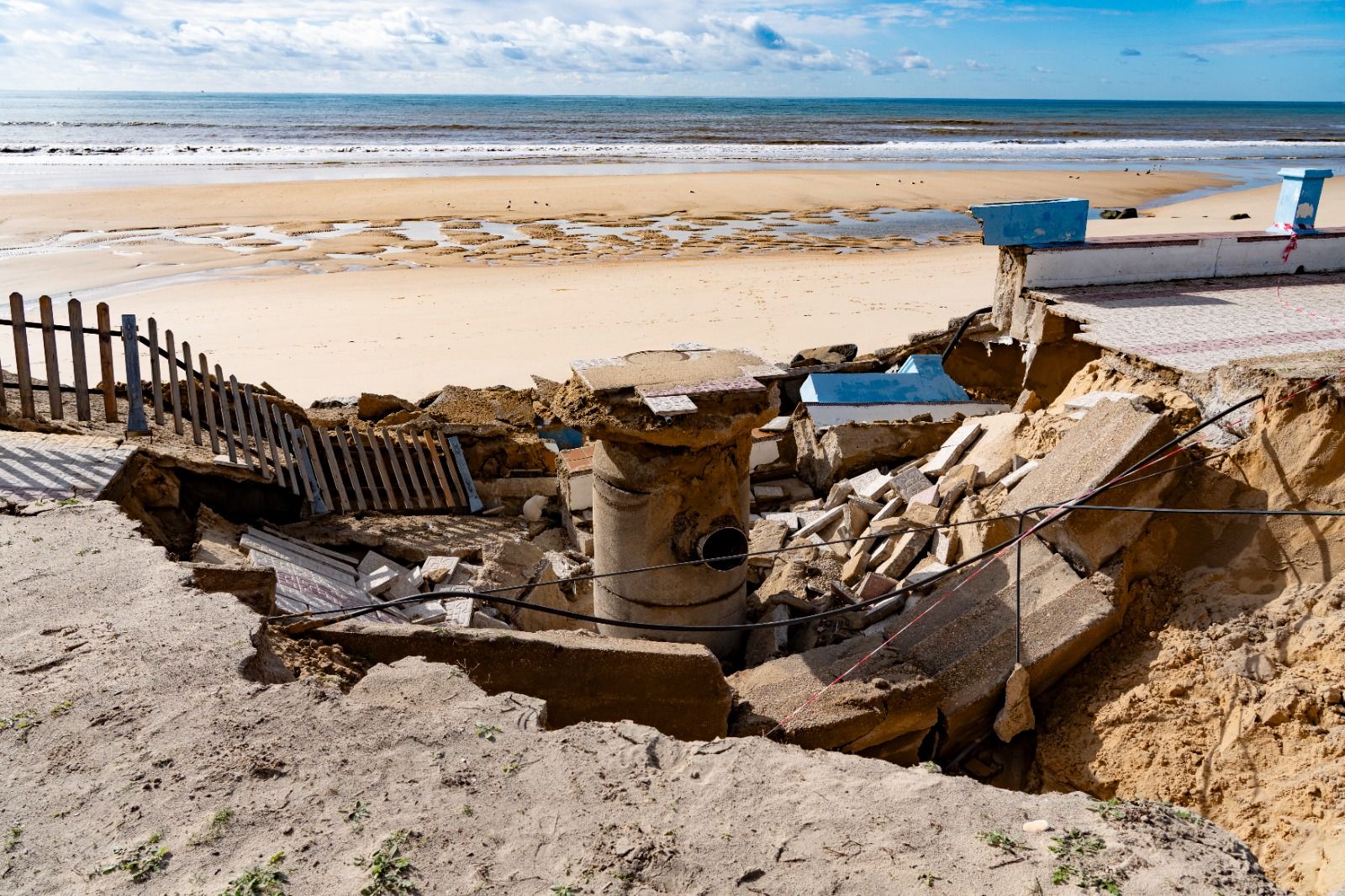 Daños ocasionados en el paseo marítimo de Matalascañas.