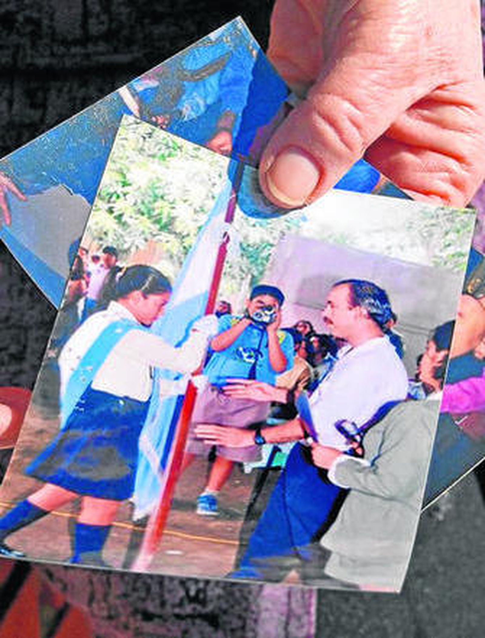 1. Pedro Manuel Salado con compañeros y profesores de la Unidad Educativa Santa María de Nazaret, en Quinindé (Ecuador) 2. María de Prado, directora del Hogar de Nazaret de Chiclana, muestra una fotografía del misionero seglar en un acto con sus alumnos de la escuela ecuatoriana  3. Alberto y José - señalizados con un  círculo- fueron dos de los niños que fueron rescatados del mar por Pedro Manuel.