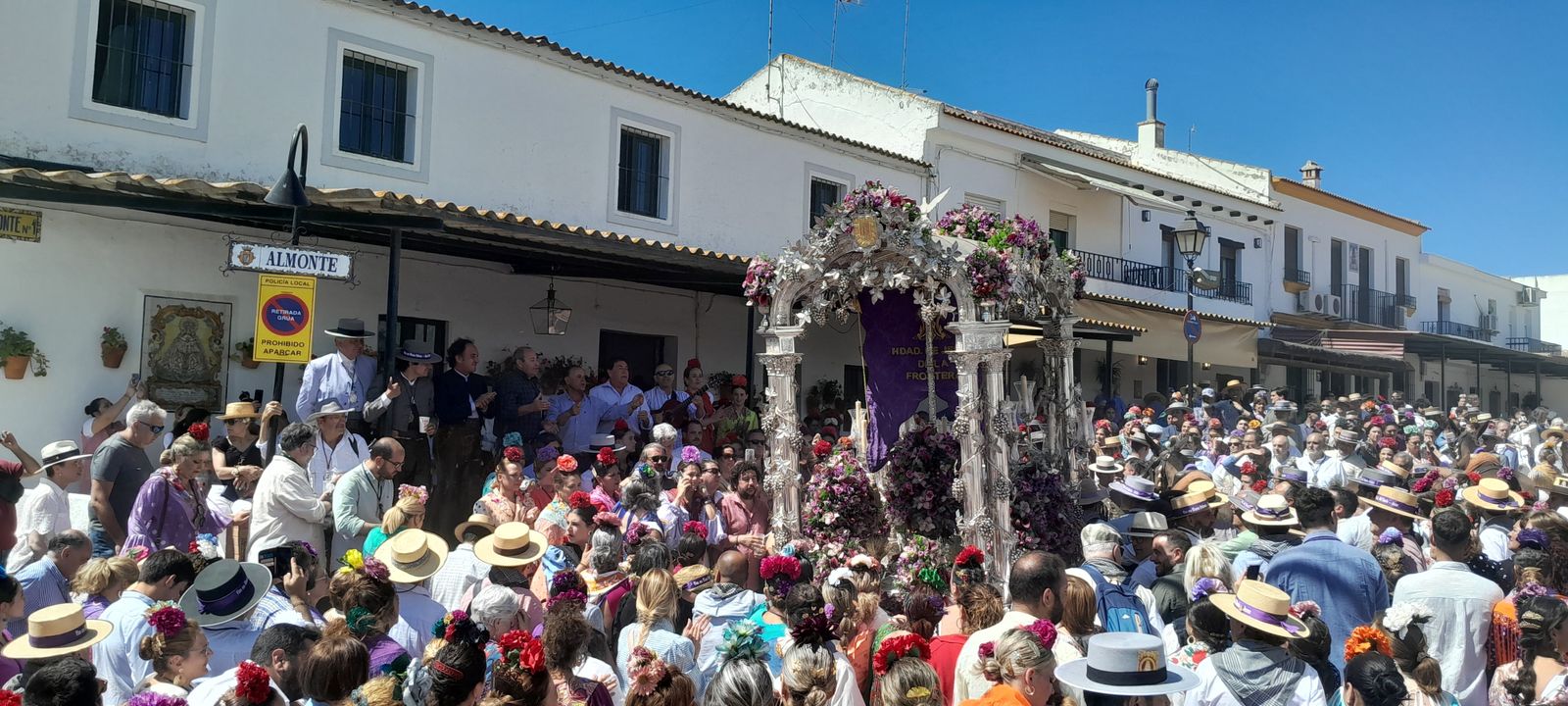 Imágenes de la llegada a la Aldea y presentación de la Hermandad del Rocío de Jerez
