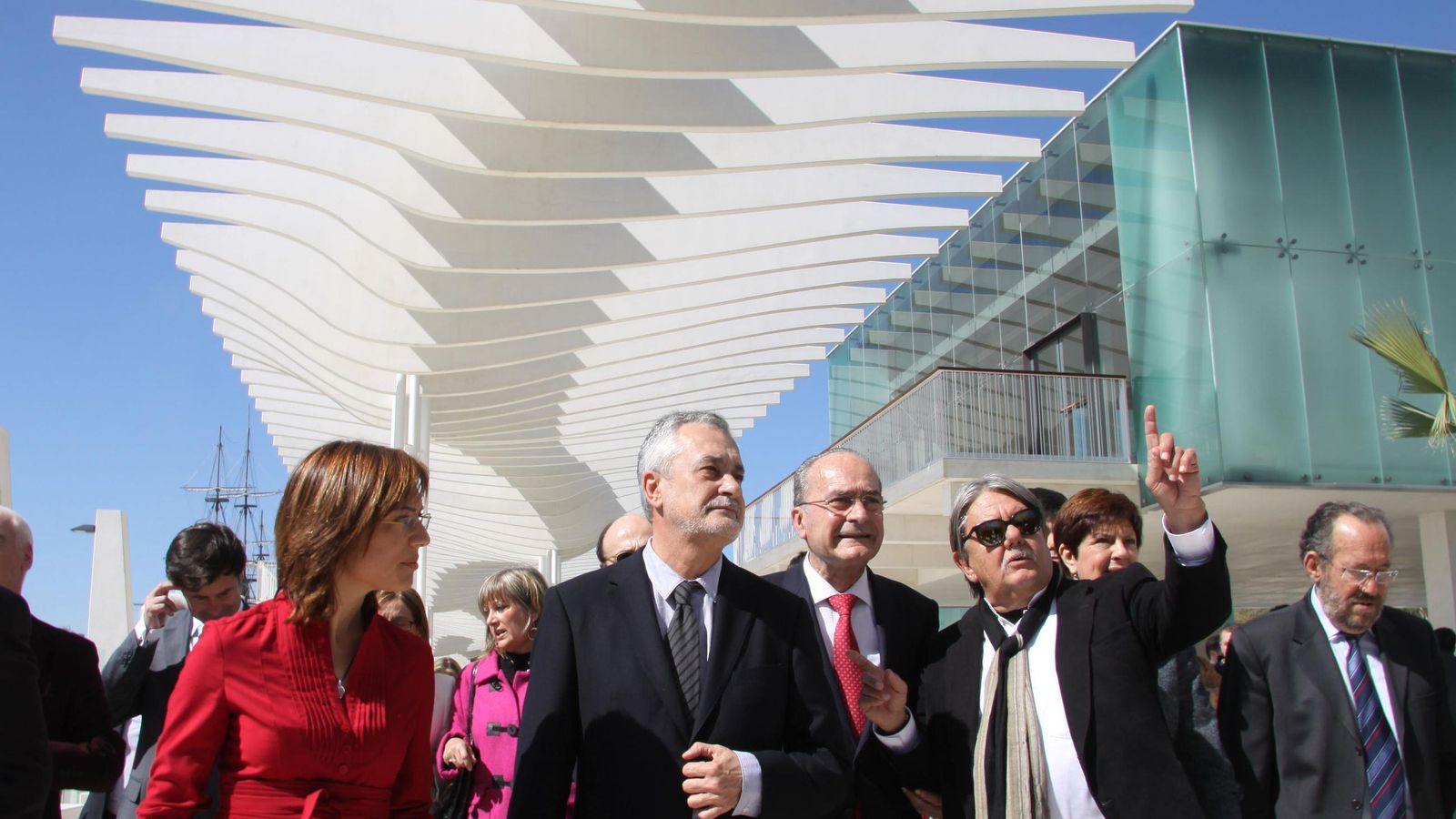 El arquitecto del Palmeral de las Sorpresas explican la pérgonal a autoridades.