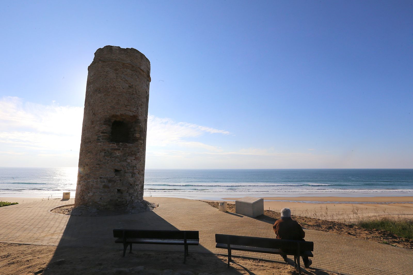 El libro ofrece una visión naturalista e histórica de uno de los parajes más preciados de la zona, la playa de La Barrosa.