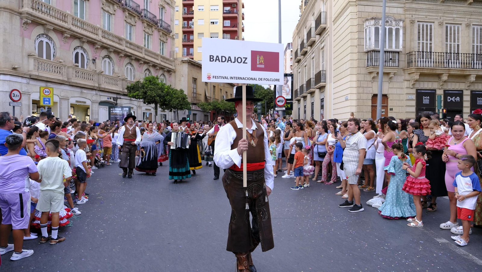 Las mejores imágenes de la Batalla de Flores de Almería