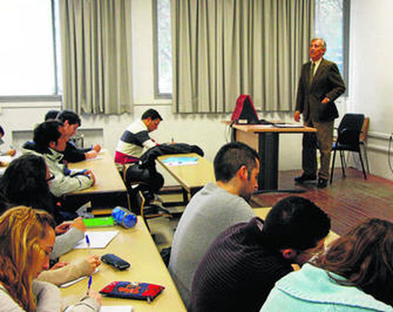 López Garzón, ayer, explicando Matemáticas Aplicadas a alumnos de Ingeniería de Edificación.