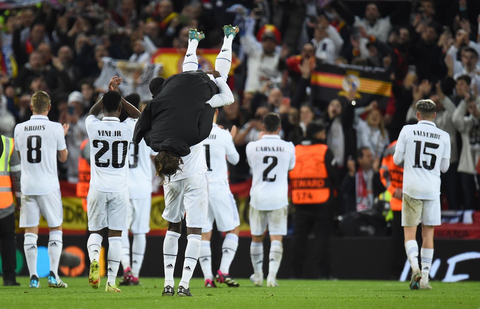 Los jugadores madridistas celebran el 2-5 con sus aficionados.