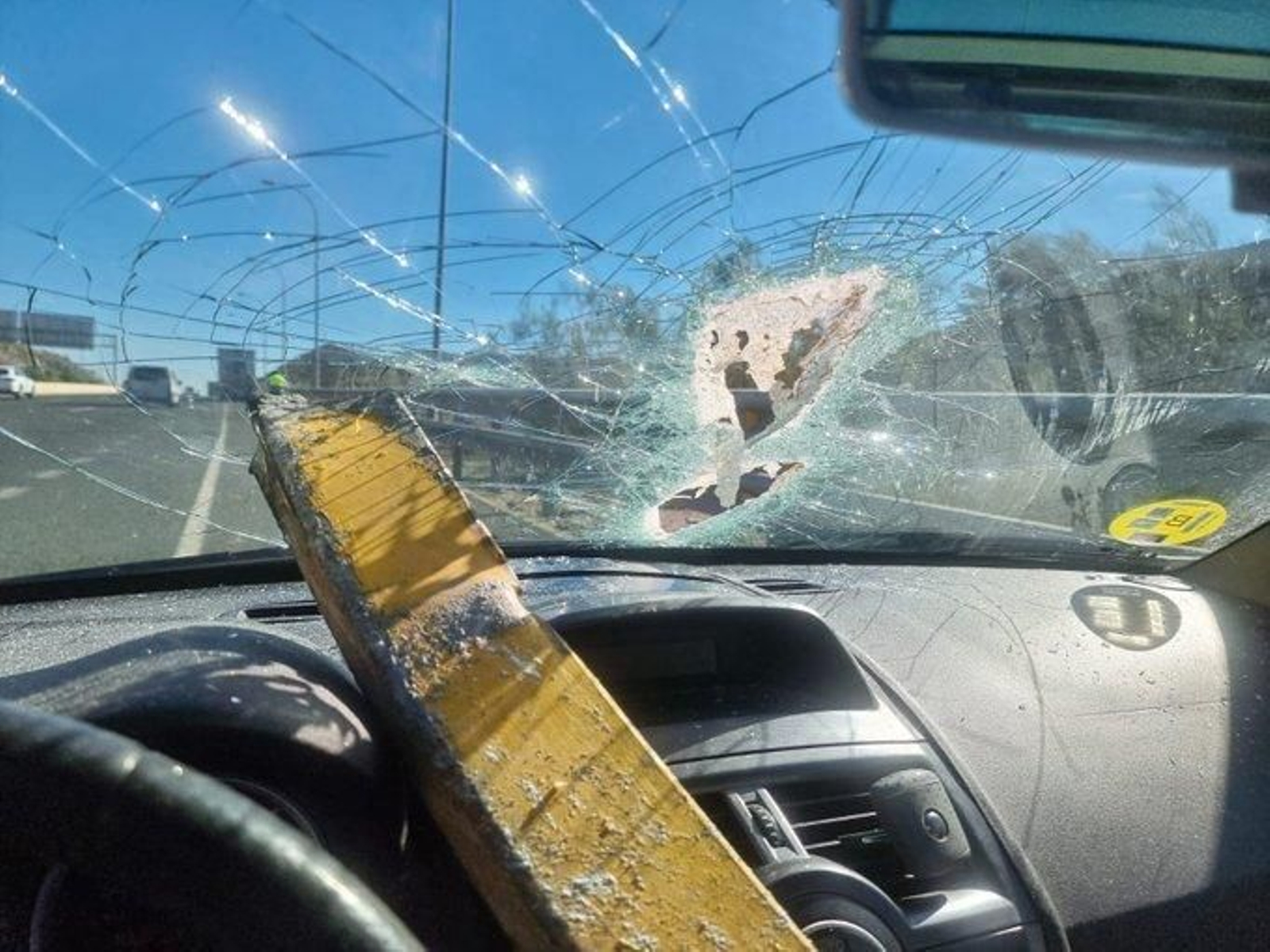 La viga de hierro que impactó contra el parabrisas del vehículo