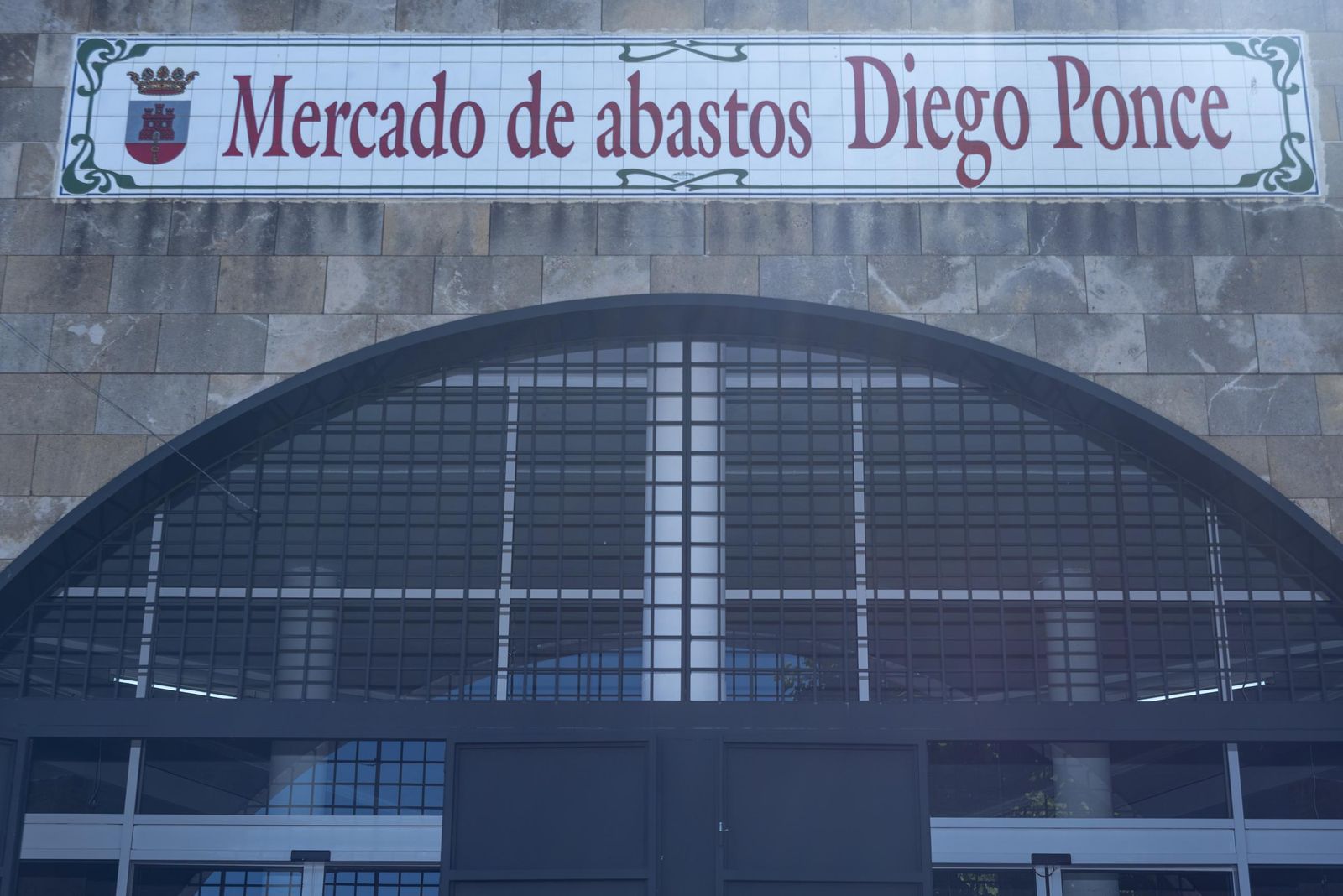 Fotos de los comercios en el mercado Diego Ponce en San Roque