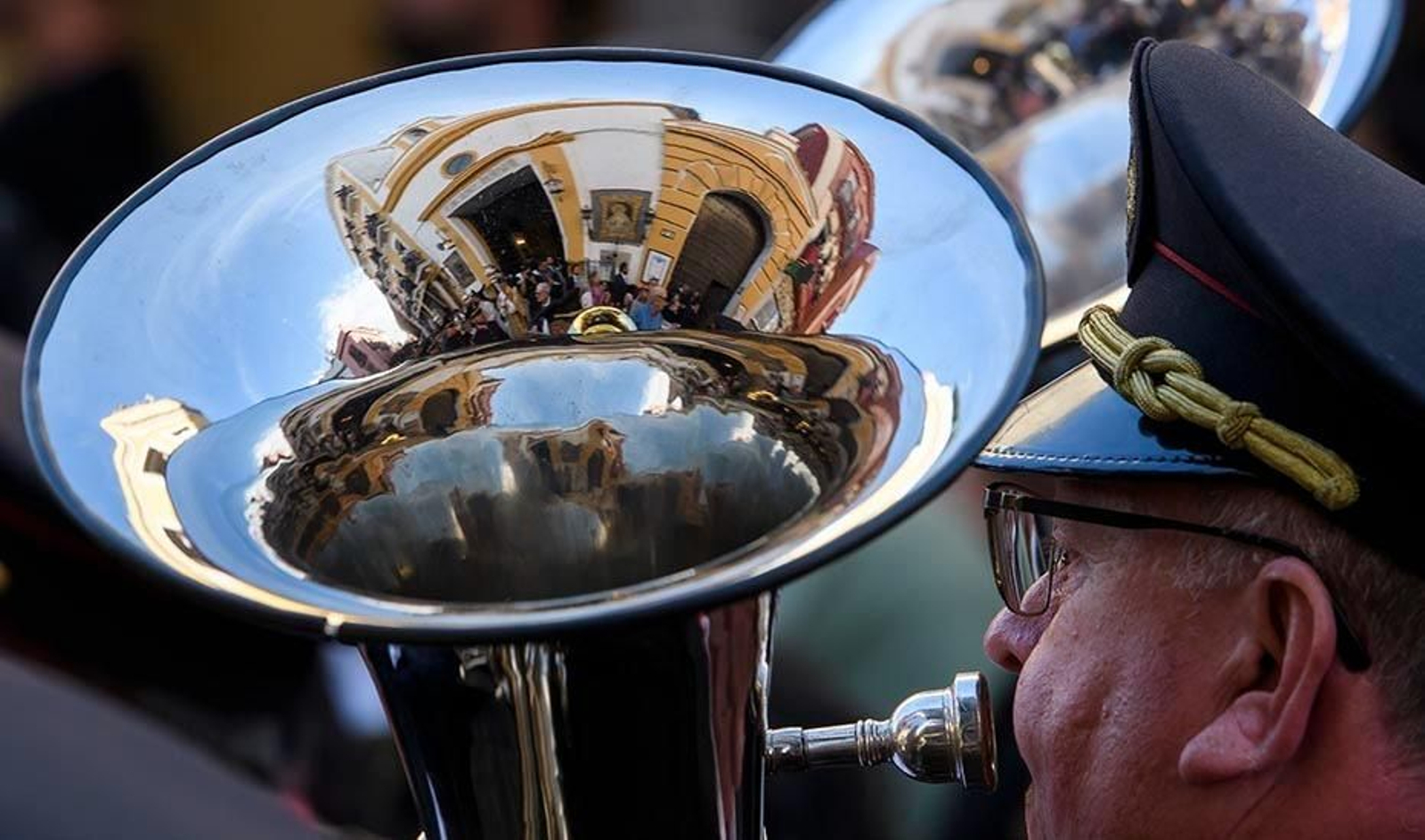 Un músico en la Semana Santa de Sevilla.