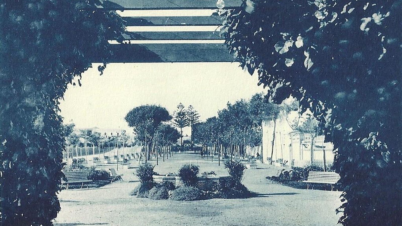 La Alameda de Tarifa en 1930, llamada entonces oficialmente paseo de Alfonso XIII. En primer plano, el jardincito y la fuente construidos en 1929.