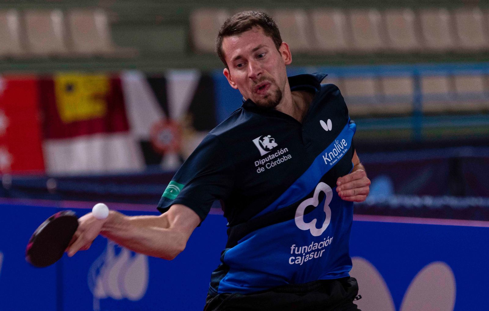 El húngaro Daniel Kosiba devuelve una bola durante un partido.