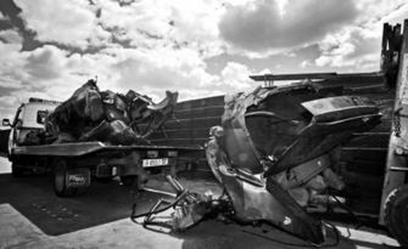 El estado en que quedó el Ford Sierra, roto por la mitad,  en el que viajaban las víctimas del accidente.