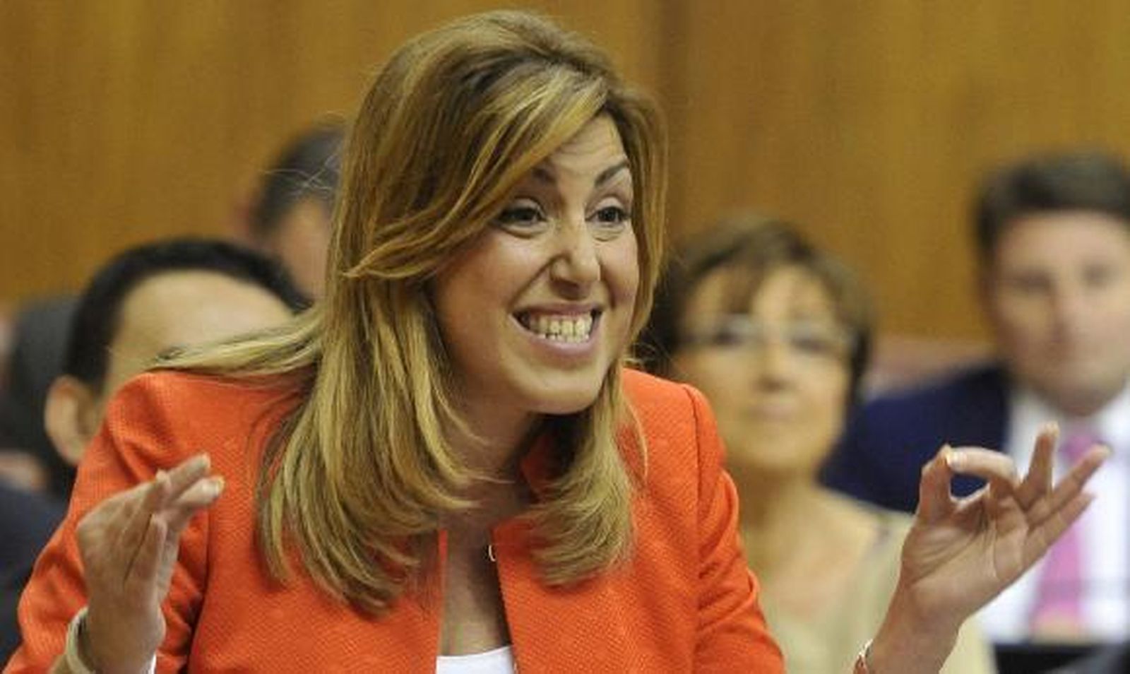 Susana Díaz defiende la estabilidad de su Gobierno y el PP la sitúa "de rodillas" ante IU