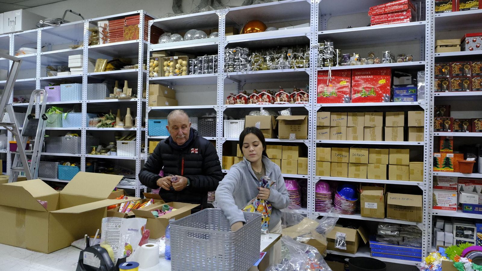 Joaquín Conde y sus empleados se afanan en tener a tiempo los encargos de cotillones para la gran Nochevieja 2023