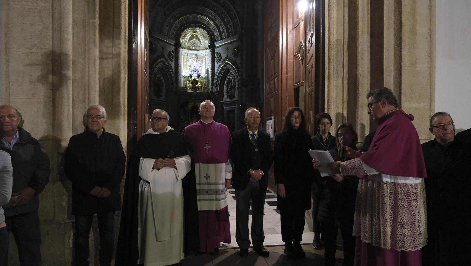 Procesión del Vía Crucis-Cristo de la Escucha en Almería, en imágenes