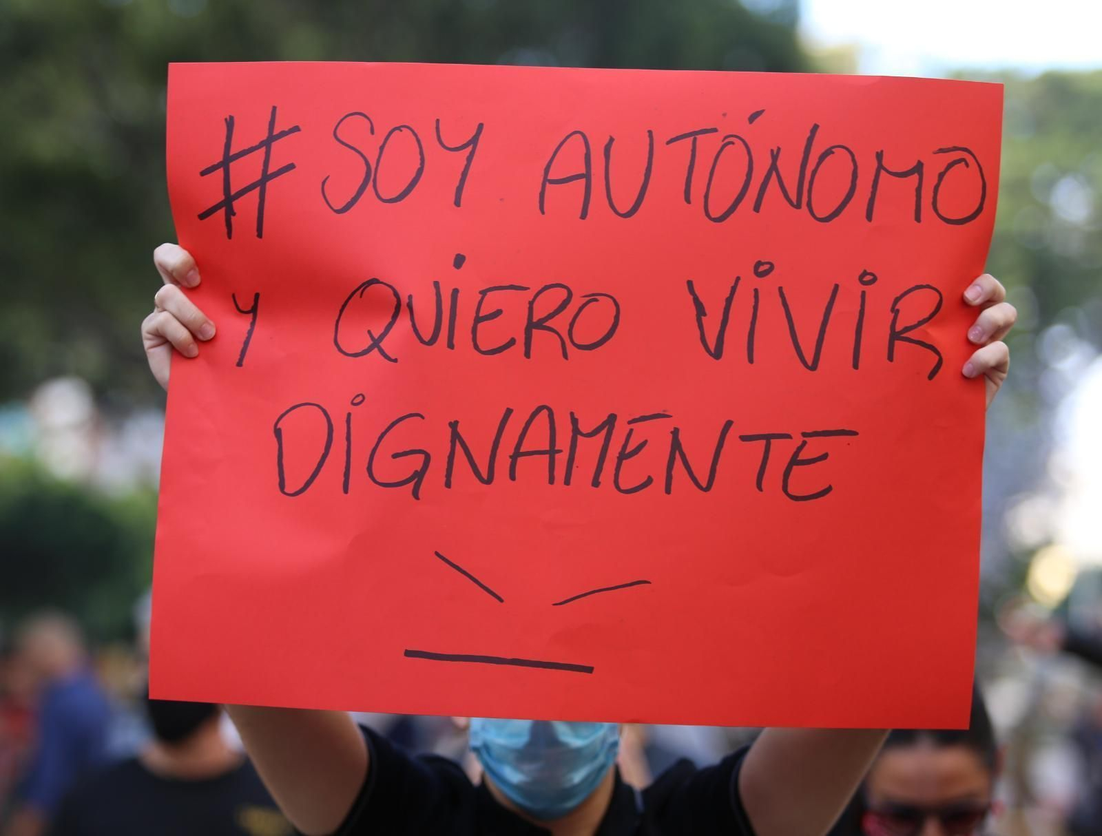 Fotos de la cacerolada de los hosteleros en Málaga, contras las medidas del Covid