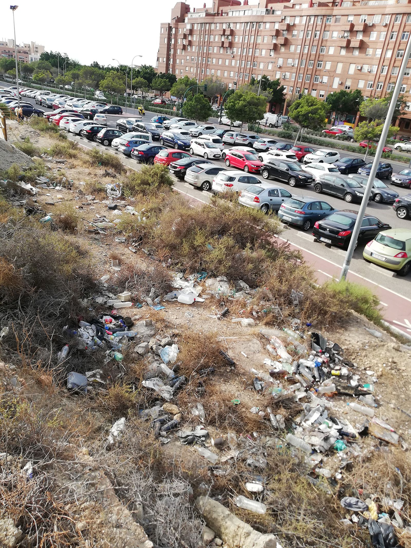 Basura acumulada alrededor del Hospital Torrecárdenas