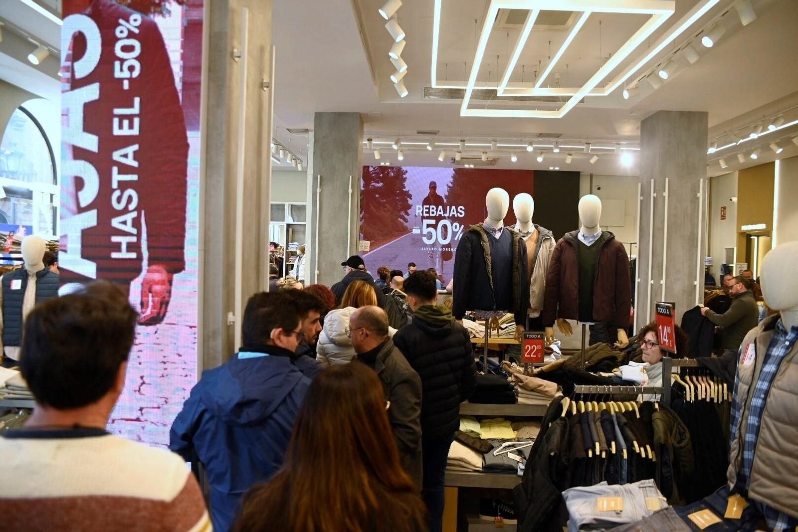 Las cordobeses se echan a la calle el primer día de las rebajas de invierno, en imágenes
