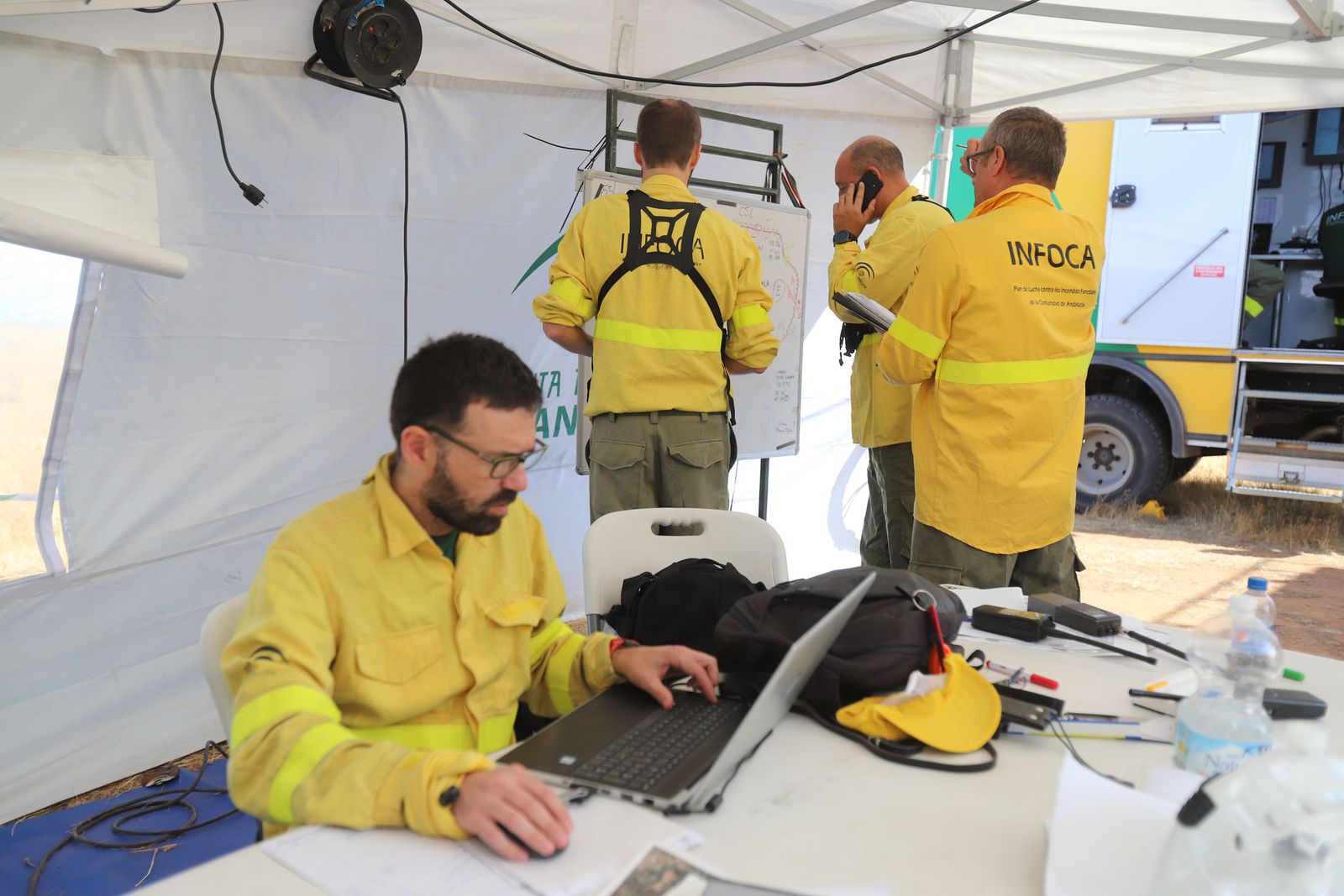 Efectivos del Infoca trabajan en el puesto de mando.