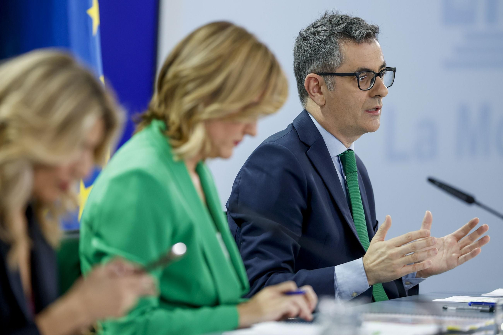 El ministro de Justicia, Félix Bolaños, junto a la portavoz del Gobierno, Pilar Alegría, y la vicepresidenta Yolanda Díaz, este martes.