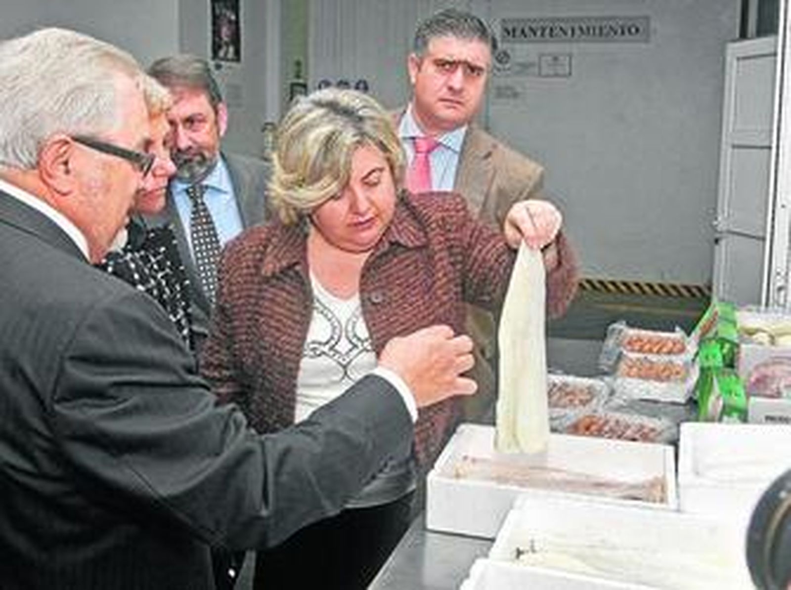 La consejera Clara Aguilar, durante la visita realizada ayer a las actuales instalaciones de Procosur.