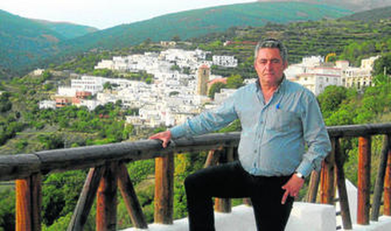 El alcalde de Bayárcal, Jacinto Navarro, presume de dirigir el pueblo más alto de la Alpujarra almeriense.