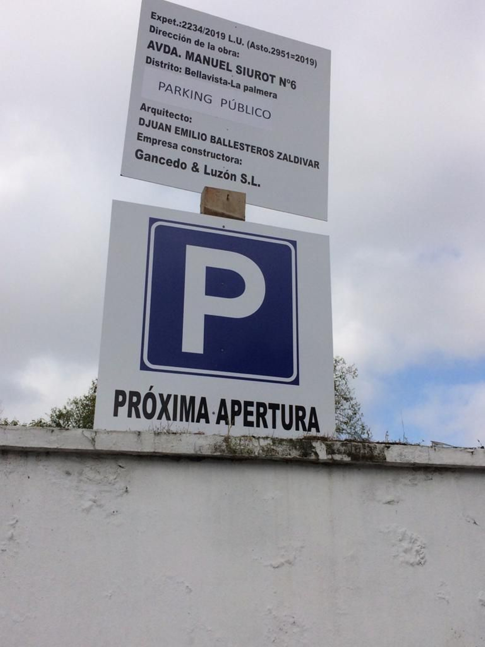 El cartel que indica el aparcamiento público que irá en la parcela.