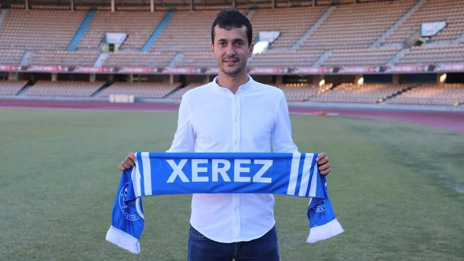 David Rodríguez  posa con una bufanda del Xerez DFC en Chapín.